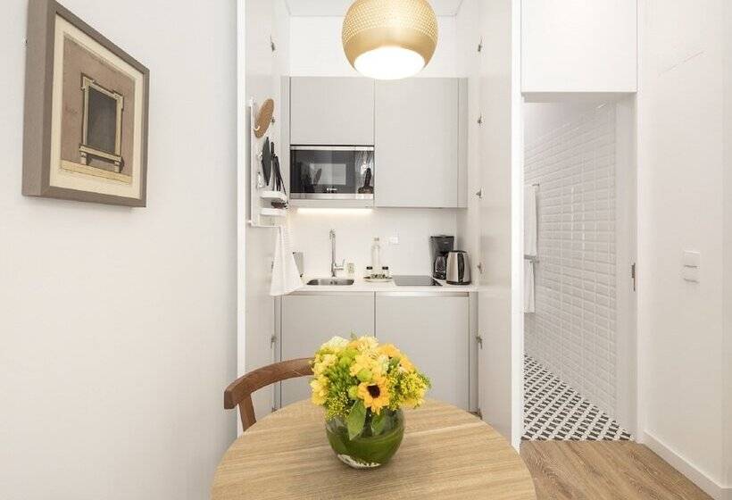 Standard Studio, Lisbon Serviced Apartments   Chiado Emenda