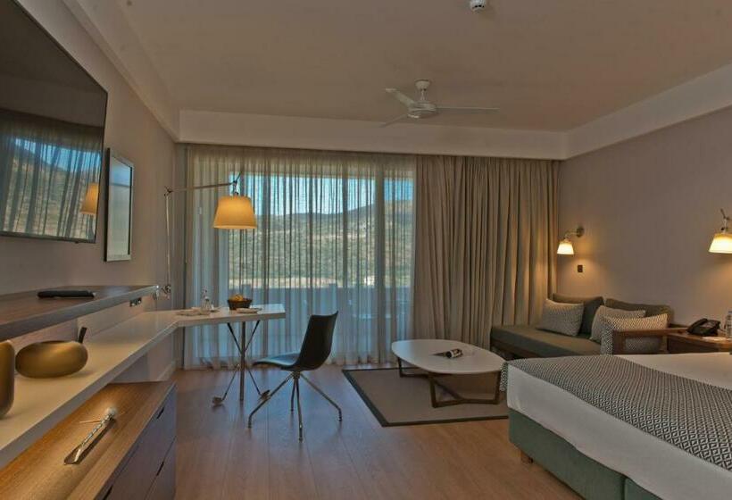 سوئیت جونیور با چشم‌انداز کوهستان, Crete Golf Club