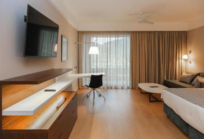 سوئیت جونیور با چشم‌انداز کوهستان, Crete Golf Club