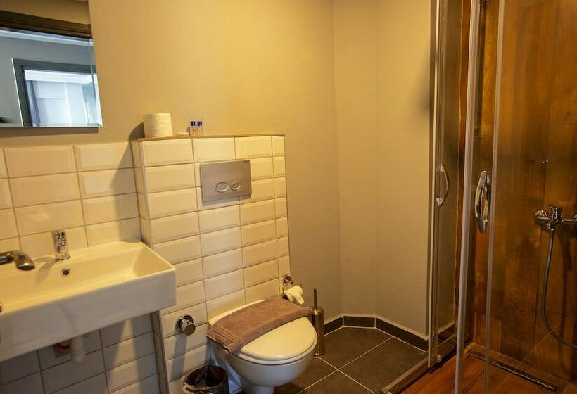 استودیوی استاندارد, Hma Hotel & Suites