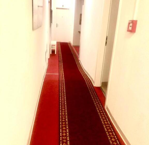 استودیوی استاندارد, Hostellerie De L Hôtel De Ville