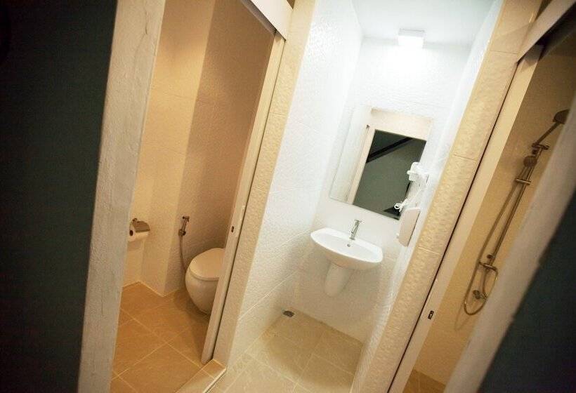اتاق استاندارد سه تخته با سرویس بهداشتی مشترک, Micro Hostel
