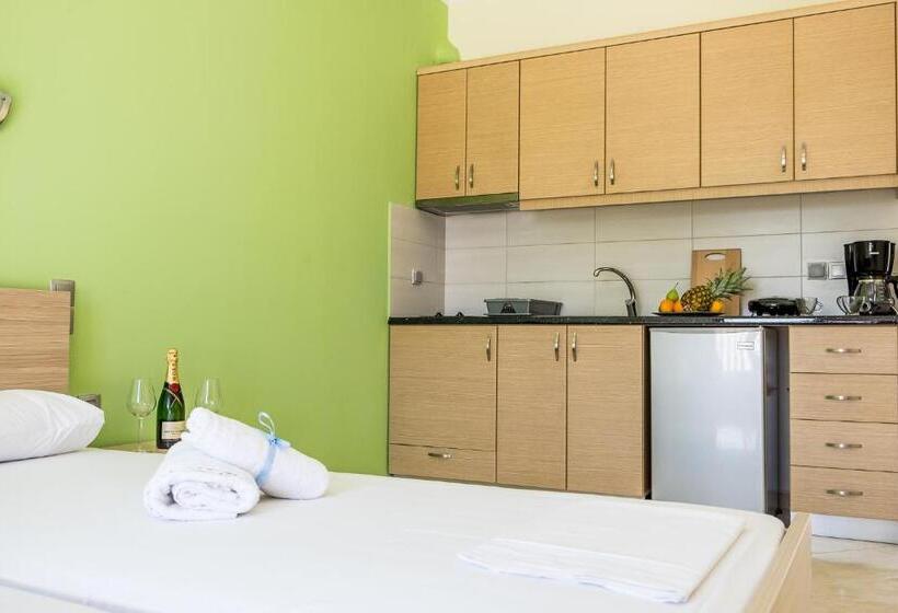 استودیو استاندارد با چشم‌انداز استخر, Golden Sun Villas