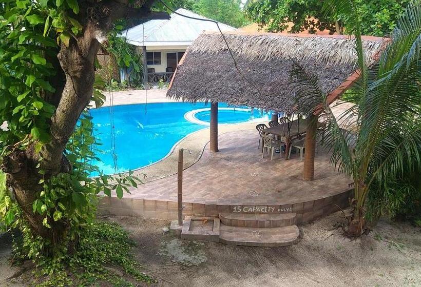 اتاق استاندارد با چشم‌انداز استخر, The Sharks Tail Dive Center