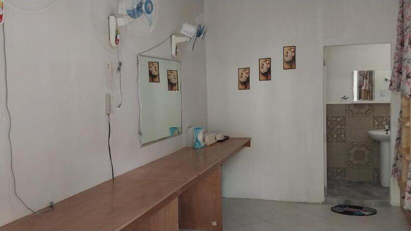 تختخواب در اتاق مشترک, The Sharks Tail Dive Center