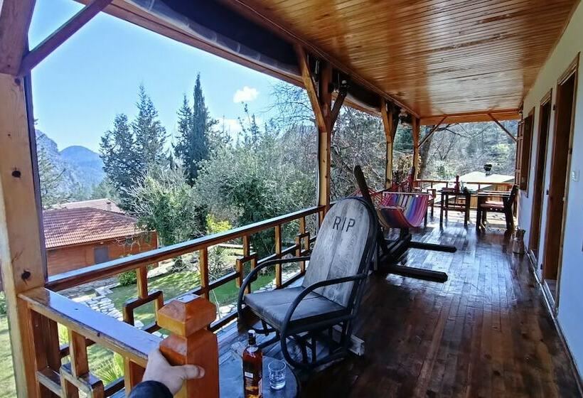 سوئیت لوکس با چشم‌انداز کوهستان, Lycia Nature House