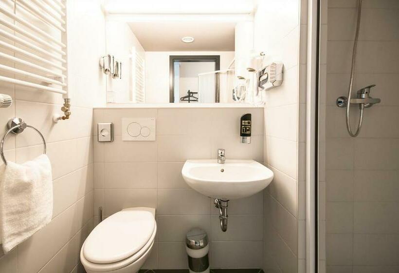 اتاق استاندارد سه نفره, a&o Frankfurt Ostend