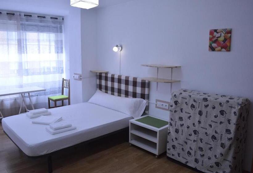 اتاق استاندارد با سرویس بهداشتی مشترک, Ararat Hostel