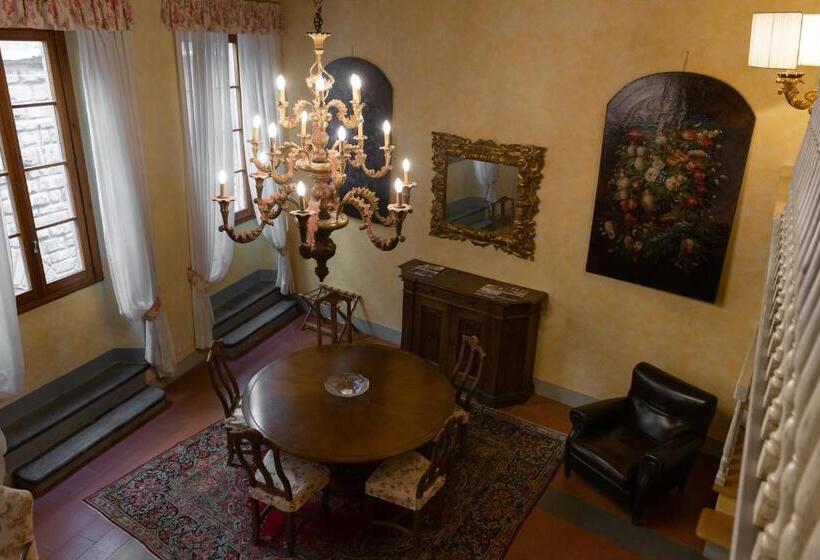 سوییت لوکس, Corte Dei Neri