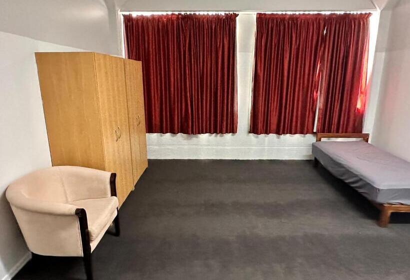 اتاق استاندارد سه تخته با سرویس بهداشتی مشترک, Hamilton City Inn