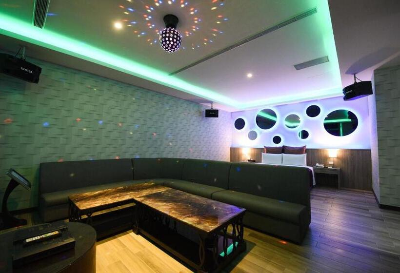 اتاق لوکس, Belle Song Motel