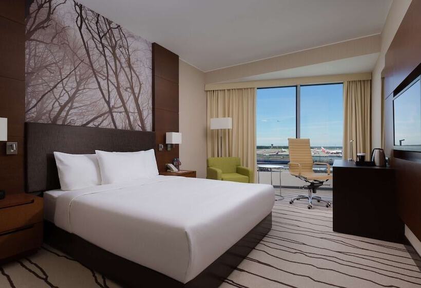 带特大床的豪华房间, Doubletree By Hilton Moscow Vnukovo Airport