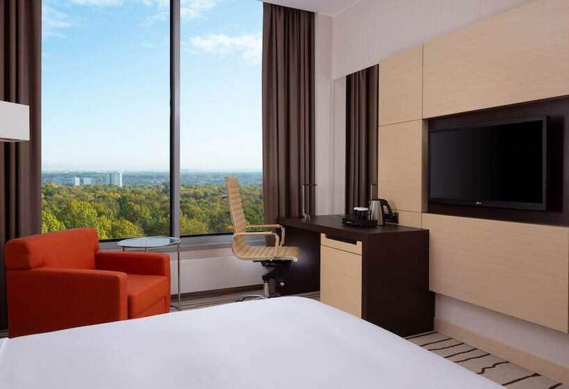 带特大床的豪华房间, Doubletree By Hilton Moscow Vnukovo Airport