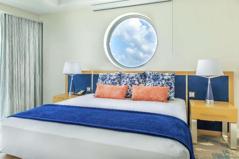 اتاق استاندارد با تخت بزرگ, Harbor Club St. Lucia, Curio Collection By Hilton