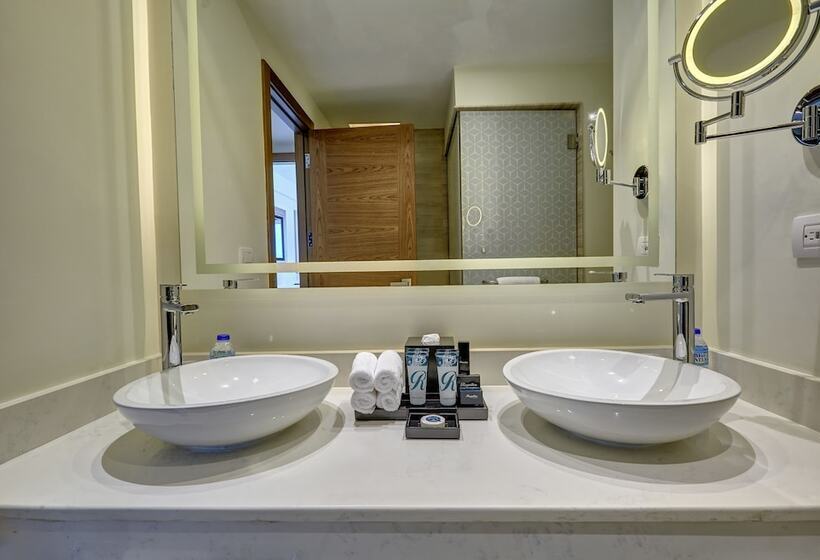 سوئیت جونیور دلوکس با چشم‌انداز, Royalton Antigua, An Autograph Collection All Inclusive Resort