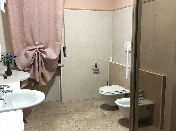 اتاق استاندارد سه تخته با سرویس بهداشتی مشترک, Villa Boninsegna