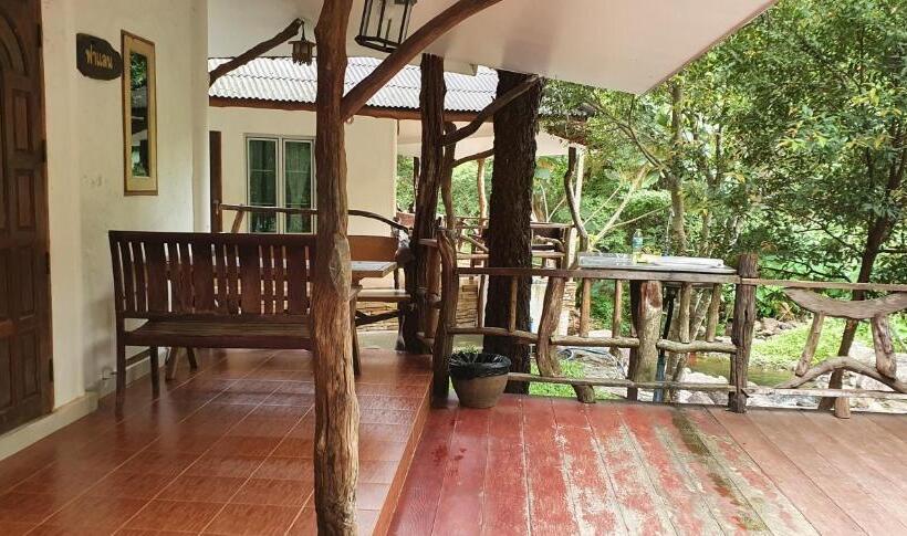 اتاق لوکس سه تخته, Lunda Orchid Resort