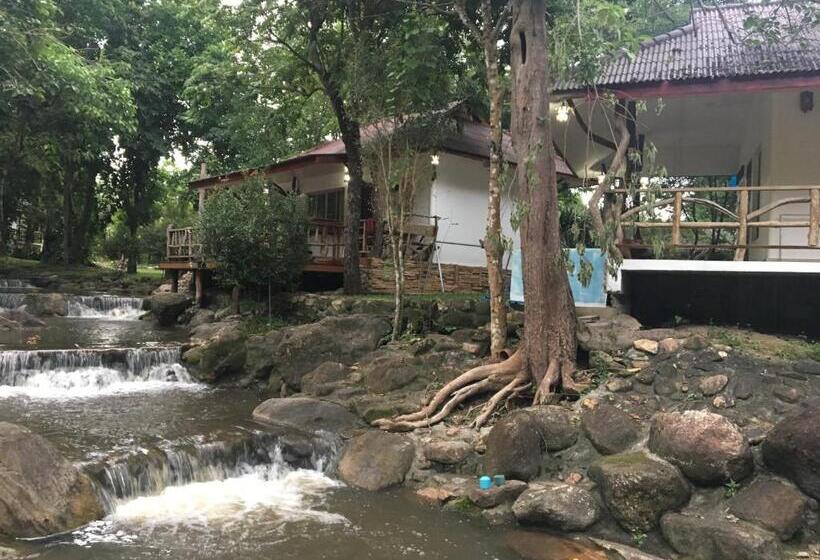 اتاق لوکس سه تخته, Lunda Orchid Resort