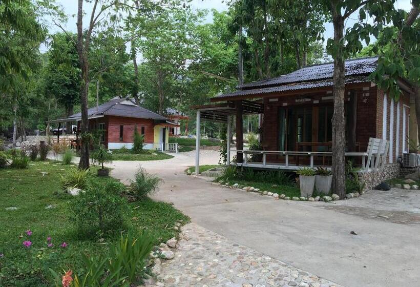 اتاق استاندارد سه تخته با چشم‌انداز, Lunda Orchid Resort