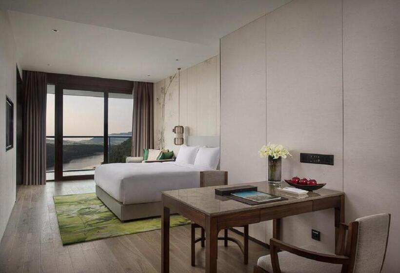 اتاق استاندارد با چشم‌انداز دریاچه, Banyan Tree Anji