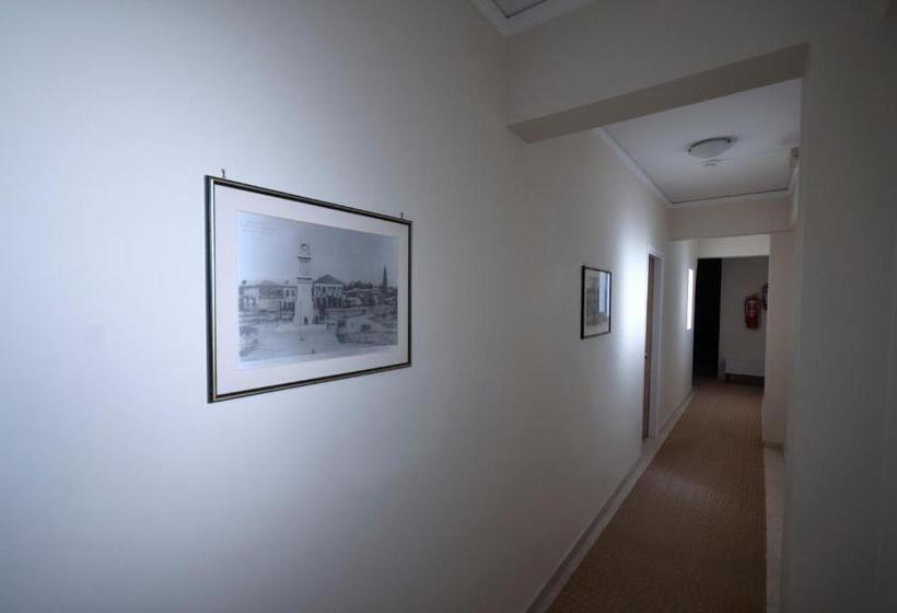 اتاق استاندارد سه نفره, Messini