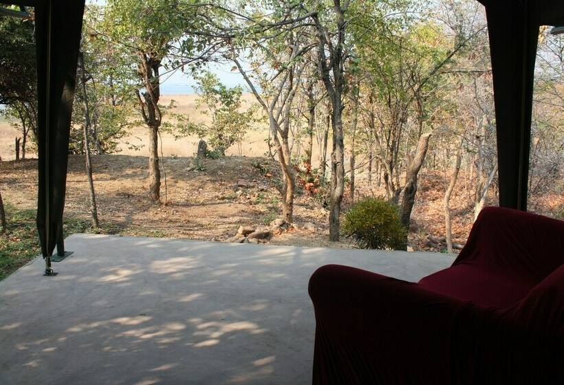 چادر با خدمات رفاهی لوکس, Warthogs Safari Camp
