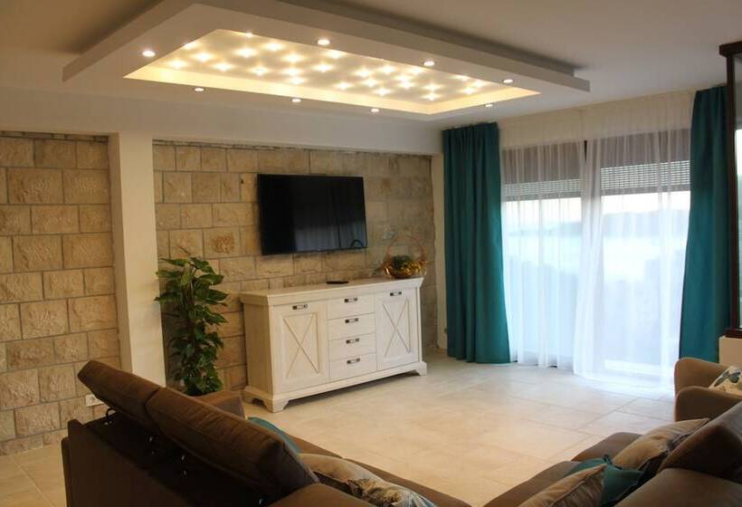 ویلا دلوکس 3 خوابه, Villa Luka