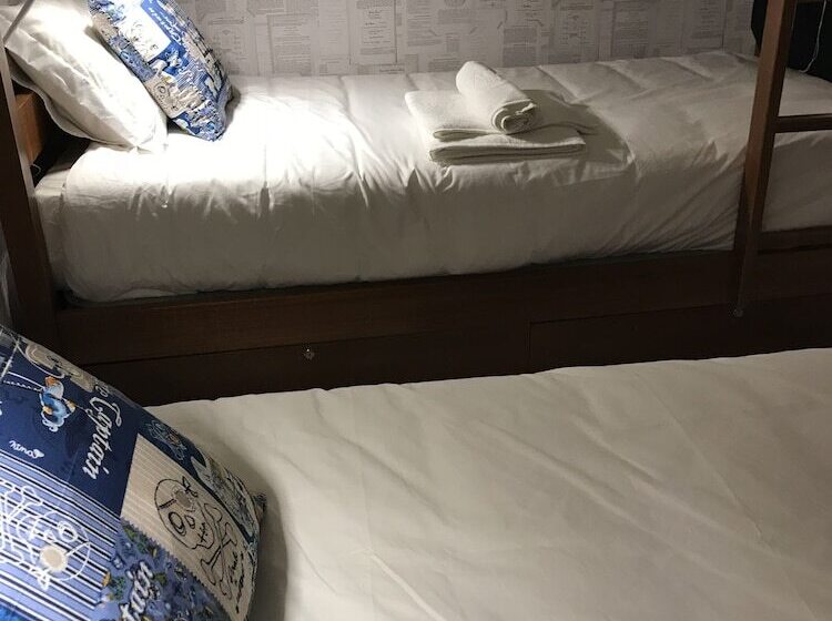 تختخواب در اتاق مشترک, Royal Beach Hostel