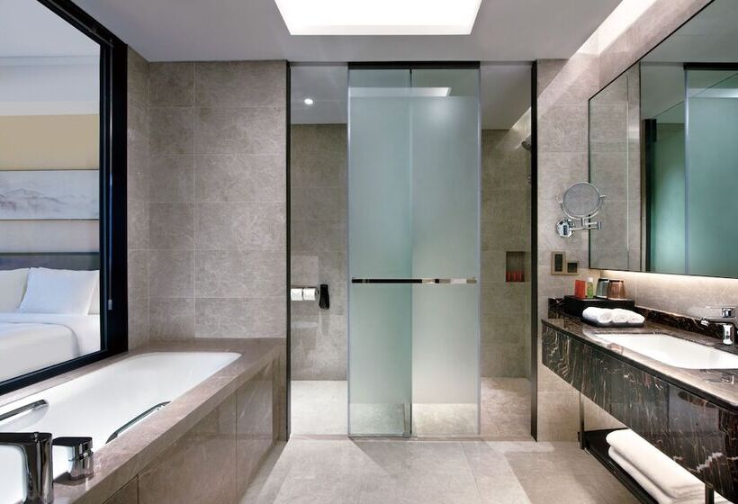 اتاق پریمیوم با بالکن, Crowne Plaza Huailai By Ihg