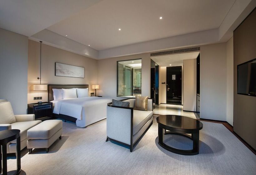 اتاق پریمیوم با بالکن, Crowne Plaza Huailai By Ihg