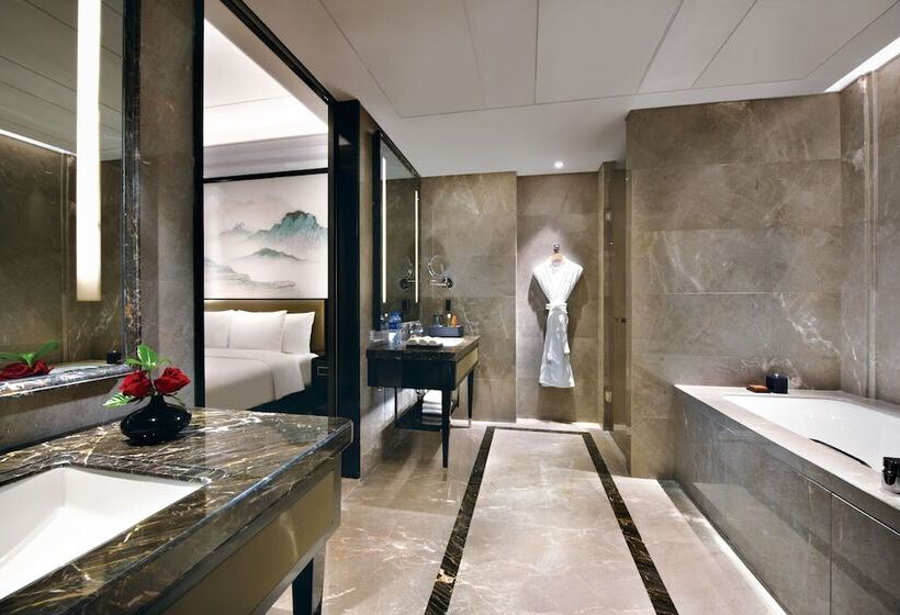 اتاق پریمیوم با بالکن, Crowne Plaza Huailai By Ihg
