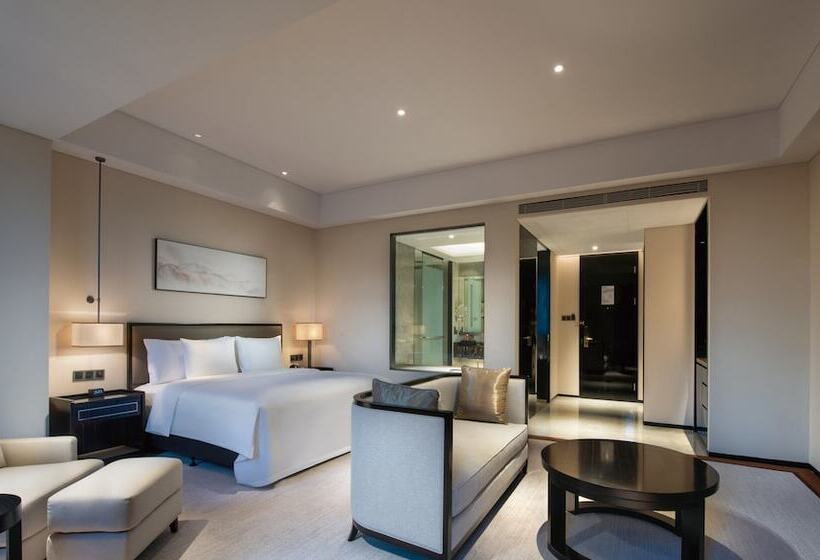 اتاق پریمیوم با بالکن, Crowne Plaza Huailai By Ihg