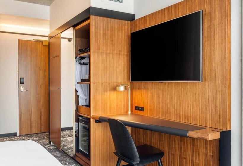 اتاق استاندارد با تخت بزرگ برای معلولان, Cambria Hotel Boston Downtown   Seaport