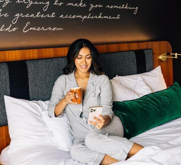 اتاق استاندارد با تخت بزرگ برای معلولان, Cambria Hotel Boston Downtown   Seaport