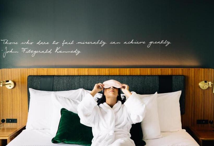 اتاق استاندارد با تخت بزرگ برای معلولان, Cambria Hotel Boston Downtown   Seaport