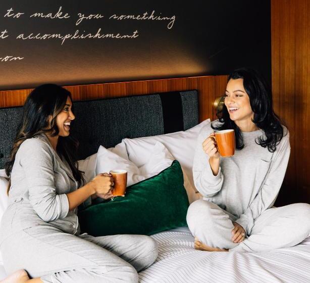اتاق استاندارد با تخت بزرگ برای معلولان, Cambria Hotel Boston Downtown   Seaport