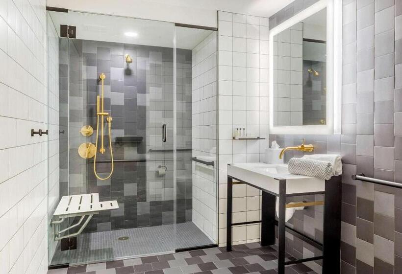 اتاق استاندارد با تخت بزرگ برای معلولان, Cambria Hotel Boston Downtown   Seaport