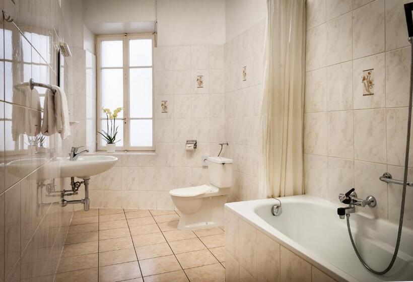 اتاق استاندارد چهارنفره با سرویس بهداشتی مشترک, Easyrooms Dell'angelo