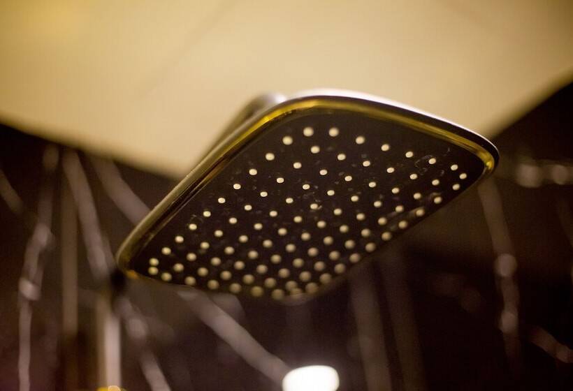اتاق خانوادگی تودرتو, Glow Sukhumvit 5