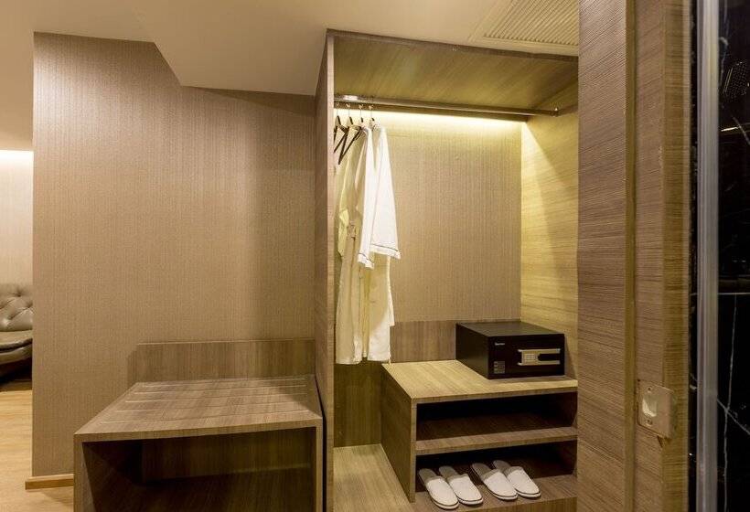 اتاق خانوادگی تودرتو, Glow Sukhumvit 5