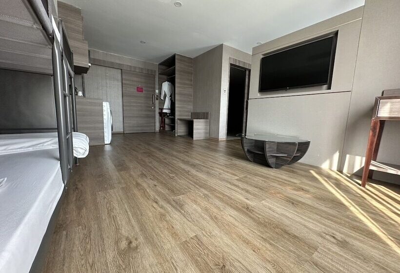 سوییت اجرایی, Glow Sukhumvit 5
