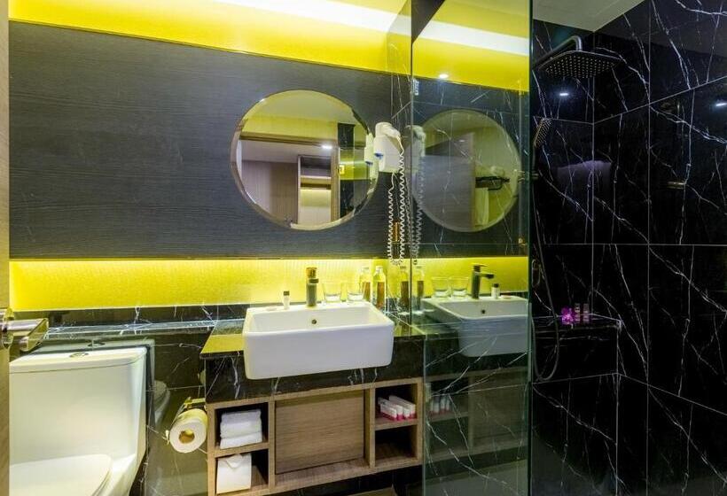 اتاق خانوادگی تودرتو, Glow Sukhumvit 5