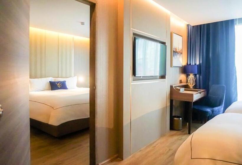 اتاق خانوادگی تودرتو, Glow Sukhumvit 5