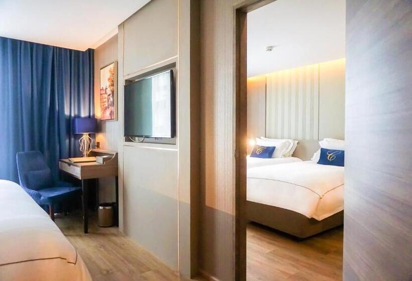 اتاق خانوادگی تودرتو, Glow Sukhumvit 5