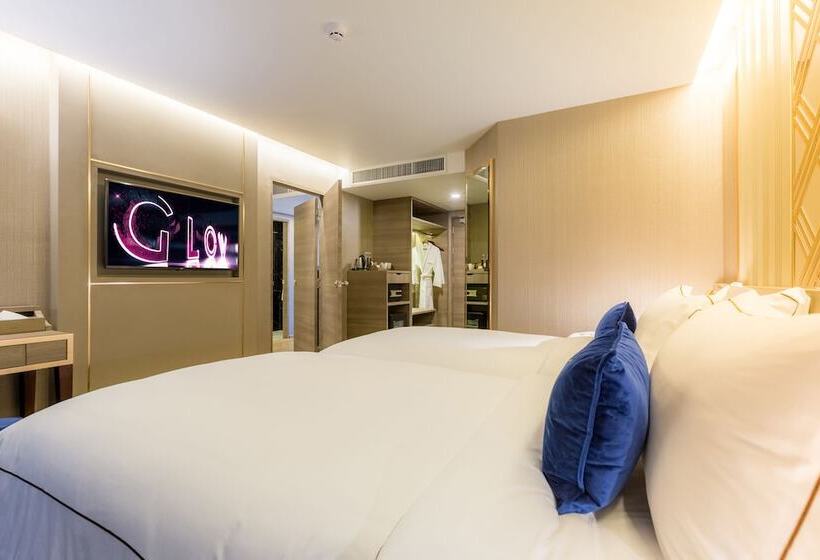 اتاق خانوادگی تودرتو, Glow Sukhumvit 5