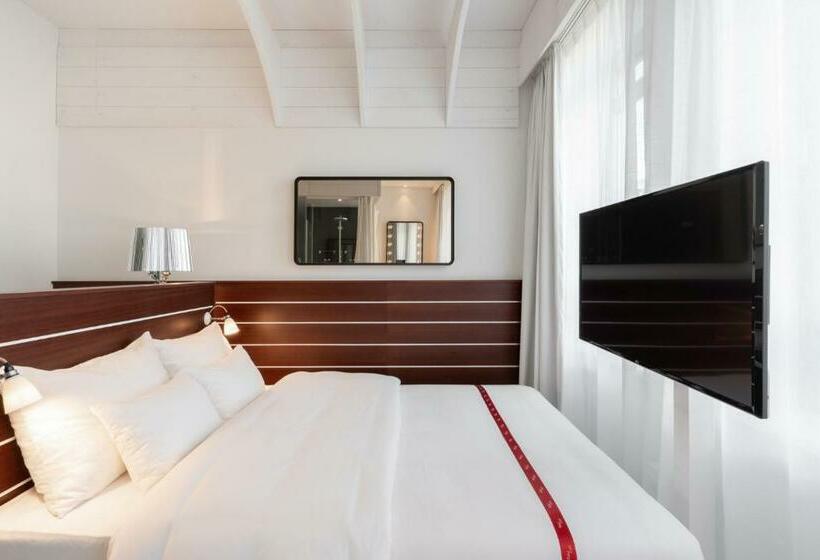 Quarto standard, Ruby Lotti  Hamburg