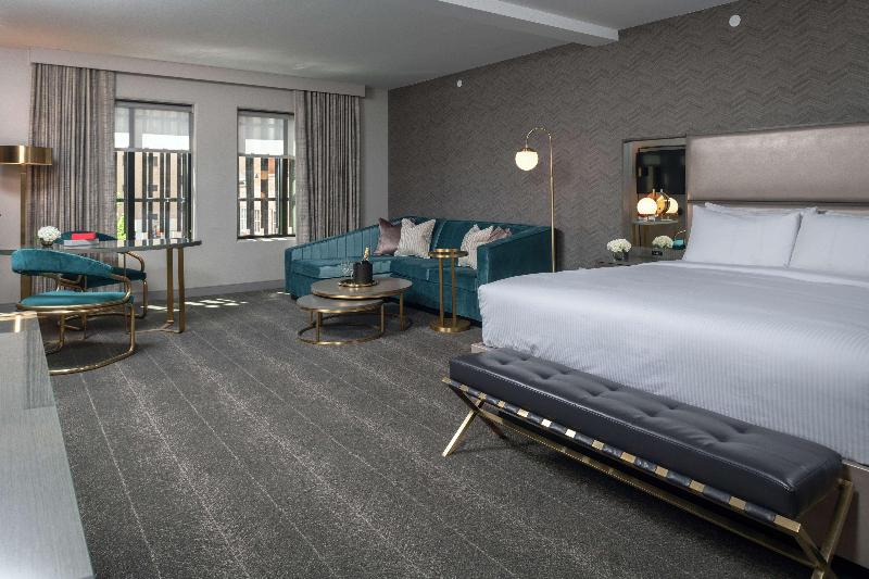 سوئیت با تخت بزرگ, Tulsa Club Hotel, Curio Collection By Hilton