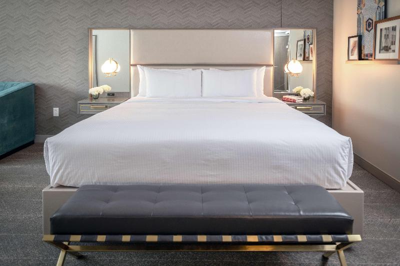 سوئیت با تخت بزرگ, Tulsa Club Hotel, Curio Collection By Hilton