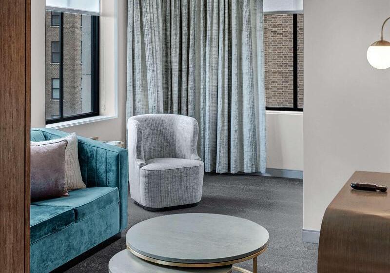 سوئیت با تخت بزرگ, Tulsa Club Hotel, Curio Collection By Hilton