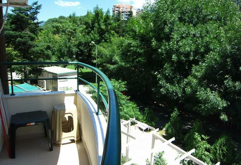 اتاق استاندارد سه تخته با بالکن, Family Hotel Bistritsa